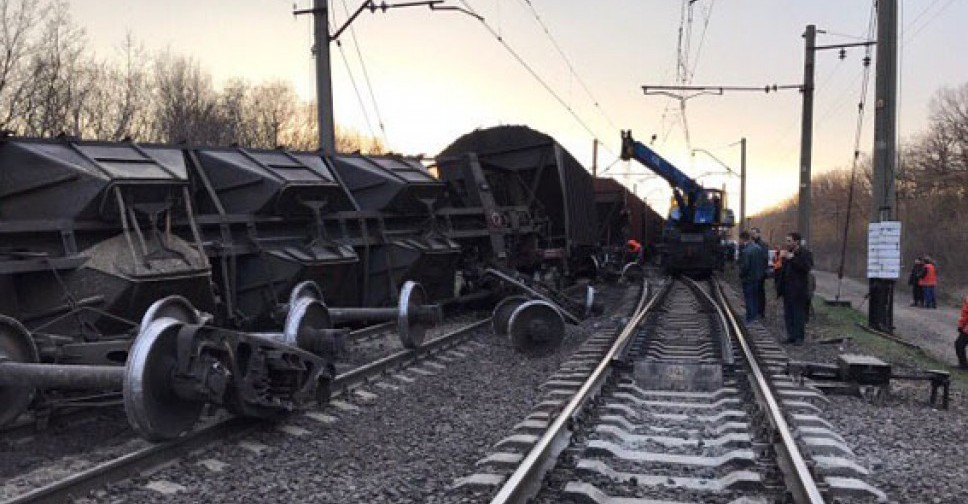Железнодорожники расследуют сход грузового состава в Донецкой области