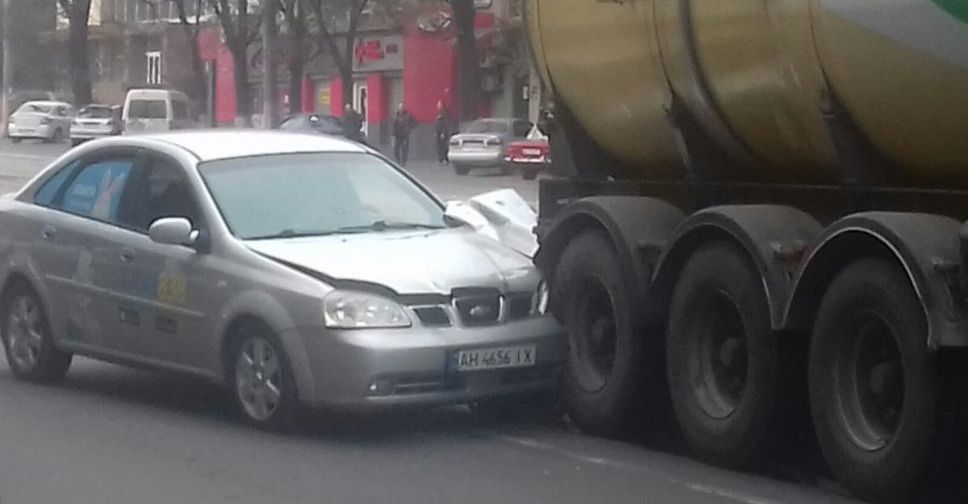 В Мариуполе произошло столкновение такси и фуры с маслом (ФОТО)