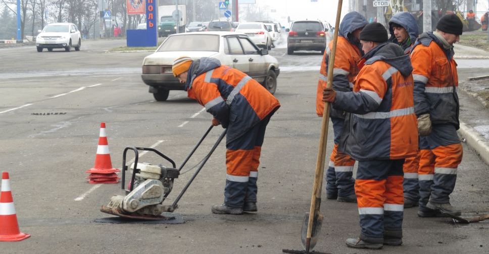 В холодном Мариуполе после тестового эксперимента начали укладывать  холодный асфальт (ФОТО+ВИДЕО)