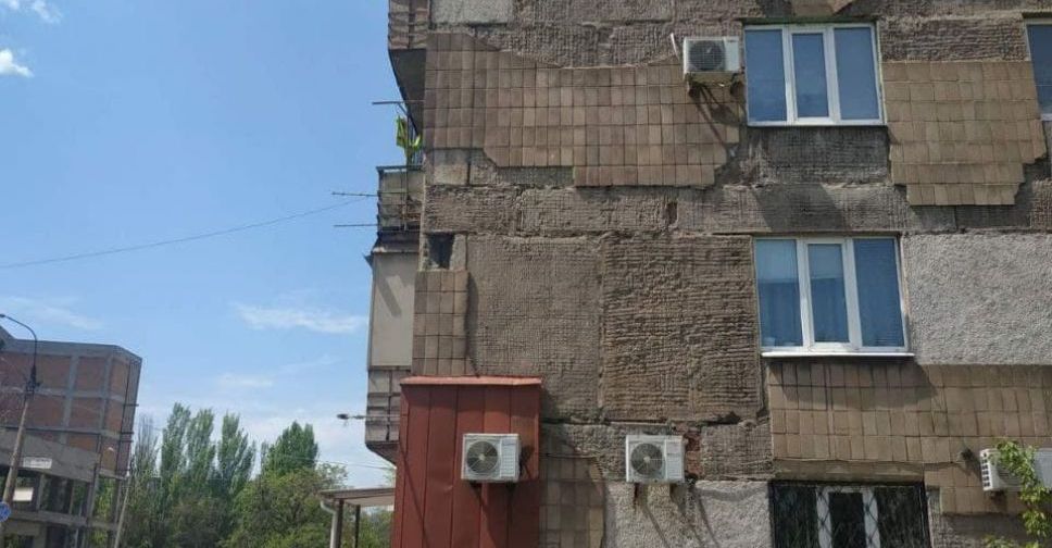Под домом не ходить и машины не ставить: мариупольская многоэтажка несет угрозу