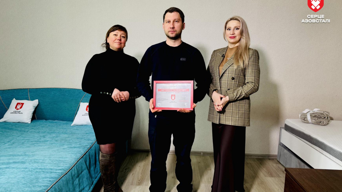 Захисник Маріуполя Іван Мацурський отримав ключі від власної квартири за програмою Серце Азовсталі. Вдома