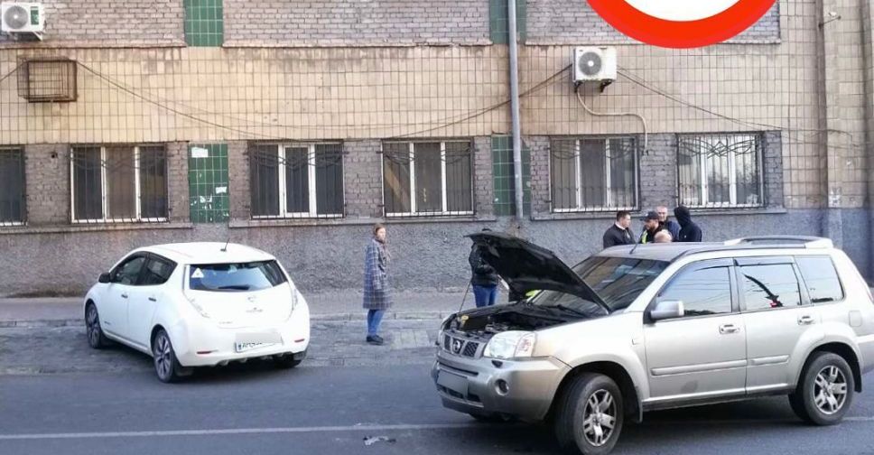 В центре Мариуполя столкнулись кроссовер и электрокар