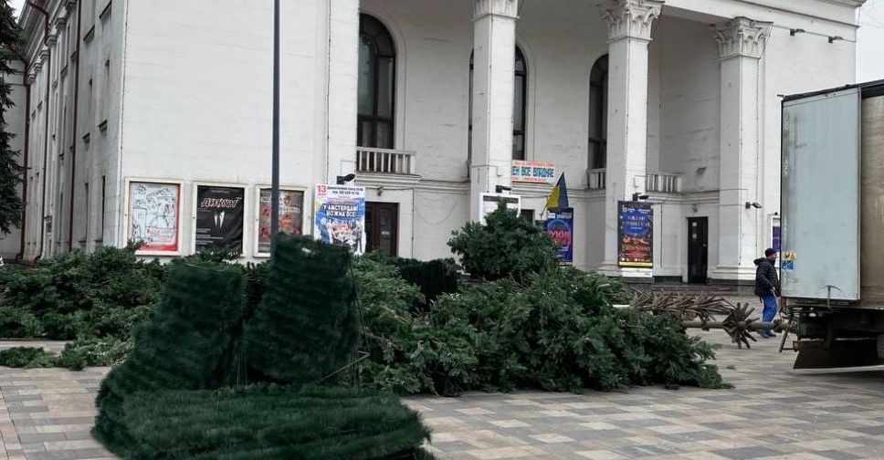 В центре Мариуполя ставят новогоднюю елку наподобие нью-йоркской