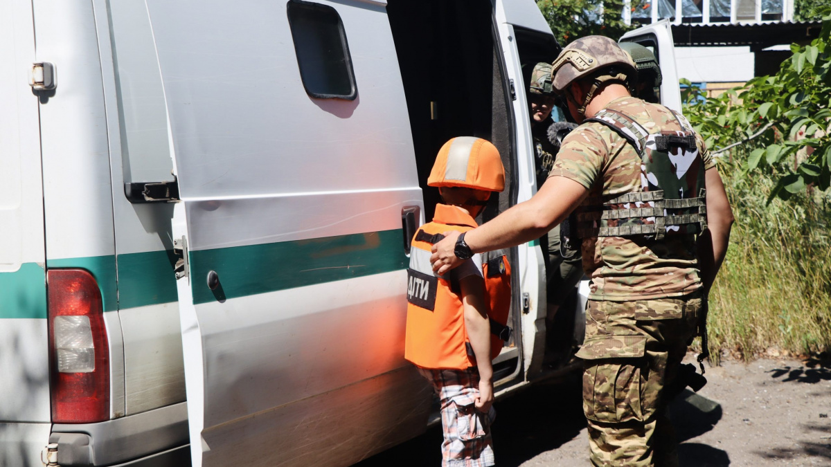 Майже 90 дітей досі перебувають під обстрілами на Донеччині – Павло Кириленко