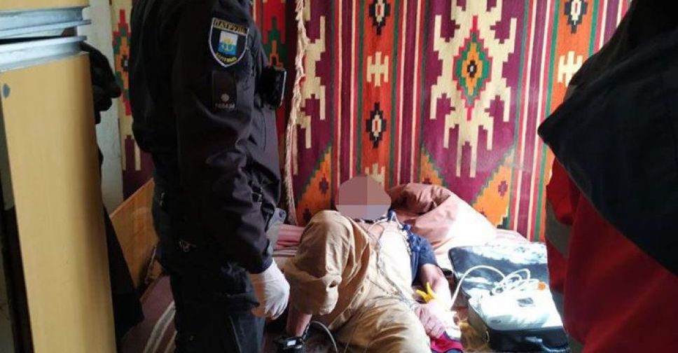 Стало плохо: в Мариуполе патрульные спасли мужчину, запертого в квартире (ФОТО)