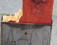 В центре Мариуполя на подножии сломанного перед Пасхой креста появилась надпись «Азов» (ФОТОФАКТ)