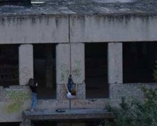 Дети Мариуполя показывают смертельные трюки на высоте заброшенной стройки (ФОТО+ВИДЕО)