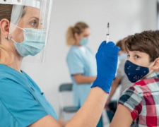 В Украине началась выплата денег подросткам за полный курс вакцинации