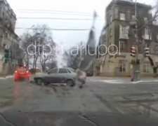 На перекрестке в центре Мариуполя столкнулись автомобили (ВИДЕО)