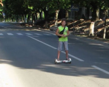 В Мариуполе ребенок на гироскутере выскочил на проезжую часть (ВИДЕО+ФОТО)