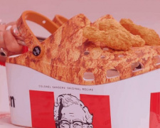 Коллаборация: KFC и Crocs создали обувь с запахом жареной курицы (ФОТО+ВИДЕО)