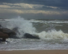«Такого еще не было в этом году»: в сети показали бушующее под Мариуполем Азовское море (ФОТО)