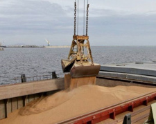 Росіяни вивозять зерно морем з Маріуполя, але брешуть про його кількість – деталі
