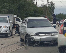 На трамвайных путях в Мариуполе столкнулись две легковушки (ФОТО)