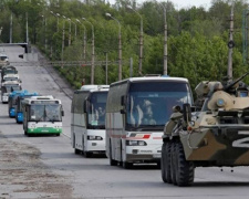 Из Мариуполя вывезли еще семь автобусов украинских военных