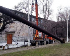 В Мариуполе 18-метровая труба котельной превратилась в «Пизанскую башню» (ФОТО)