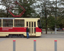 Трамваи Мариуполя перекрашивают в единую цветовую гамму (ФОТОФАКТ)