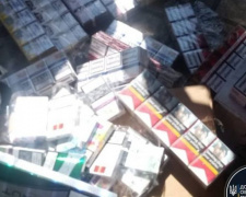 Дешевые сигареты сомнительного качества на сумму свыше миллиона гривен изъяли в Мариуполе