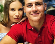 Мариупольский хоккеист с женой участвует в голосовании за самую красивую пару