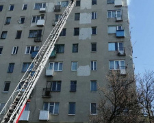 На Донетчине из горящей квартиры спасли мать с тремя детьми (ФОТО)