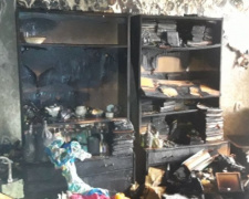 В Мариуполе тушили пожар в захламленной квартире (ФОТО)
