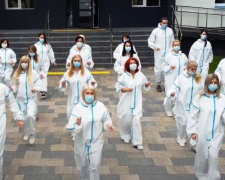 Танцуй против COVID-19: мариупольские медики присоединились ко всемирному флешмобу
