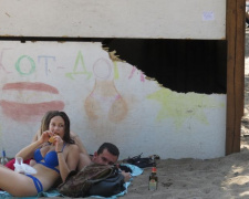 Вандалы разгромили торговый павильон на пляже в Мариуполе (ФОТО)
