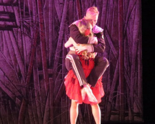 В Мариуполе увидели балерин с мужчинами на руках, танцы с тюками и испанскую страсть (ФОТО+ВИДЕО)