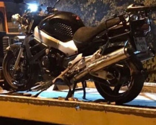 В Мариуполе неизвестный водитель «подрезал» мотоциклиста и скрылся