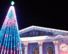 Главную елку Мариуполя закроют с концертом и конкурсами на Старый Новый год