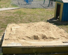 В одном из районов Мариуполя обновили песок на детских площадках по просьбе жителей
