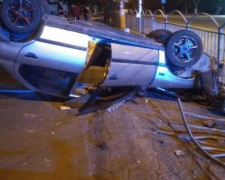 В Мариуполе автомобиль снес ограждение и перевернулся: водителя забрали в больницу