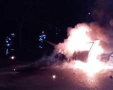 В центре Мариуполя сгорел дотла автомобиль, в Волновахе мужчина погиб в горящей машине