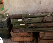 В гараже на Донетчине нашли склад похищенного в Крыму оружия