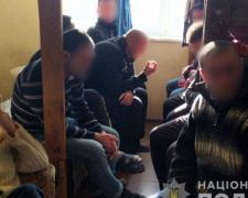 Рабство вместо реабилитации: в Мариуполе эксплуатировали наркозависимых и бездомных (ФОТО)