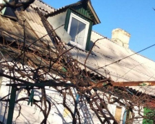 В Мариуполе битые стекла и металлическая вышка угрожали жизни горожан (ФОТО)