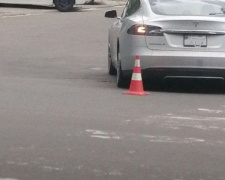 В Мариуполе Tesla сбила ребенка на пешеходном переходе. Прибыла скорая (ФОТО)