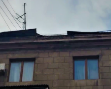 «Крышу срывает»: в Мариуполе ветер повредил металлоконструкции на 15-метровой высоте