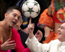 Папа Франциск показал трюк с мячом на пальце (ВИДЕО)