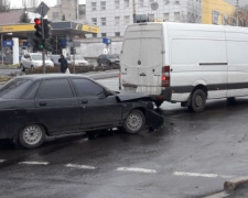 ДТП возле отделения полиции в Мариуполе: столкнулись легковушка и микроавтобус (ФОТО)