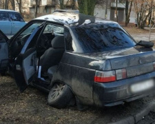 В Мариуполе автомобиль въехал в дерево (ВИДЕО + ДОПОЛНЕНО)