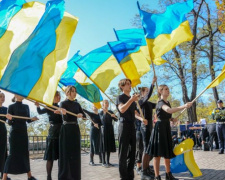Перформанс и минута молчания: в Мариуполе почтили защитников Украины (ФОТО)