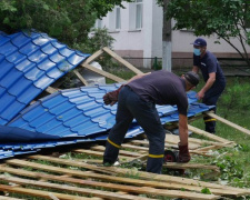 В Донецкой области ураганный ветер сорвал крыши с десятка домов, больницы и школы (ВИДЕО)