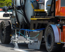 В Мариуполе появились пешеходные переходы, покрытые холодным пластиком