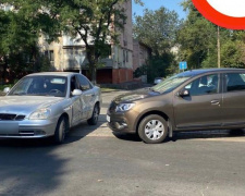 В Мариуполе на трамвайных путях не поделили дорогу Daewoo и Renault