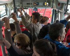 Мариупольцы просят наладить бесперебойное движение автобуса, чтобы не ездить «как селедки в банке»