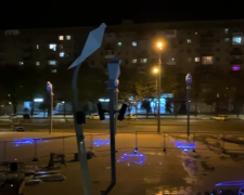 Лазерные дельфины «резвились» на площади Свободы и Мира в Мариуполе
