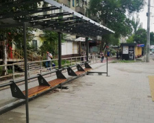 «Остановка на миллион». В Мариуполе появляются новые павильоны ожидания общественного транспорта