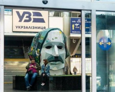 Поезд Киев - Мариуполь: на вокзале в столице появилась голова Гоголя (ВИДЕО)