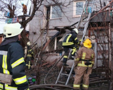 Пожар в трехэтажном доме Мариуполя тушили 29 пожарных на 5 машинах (ФОТО)